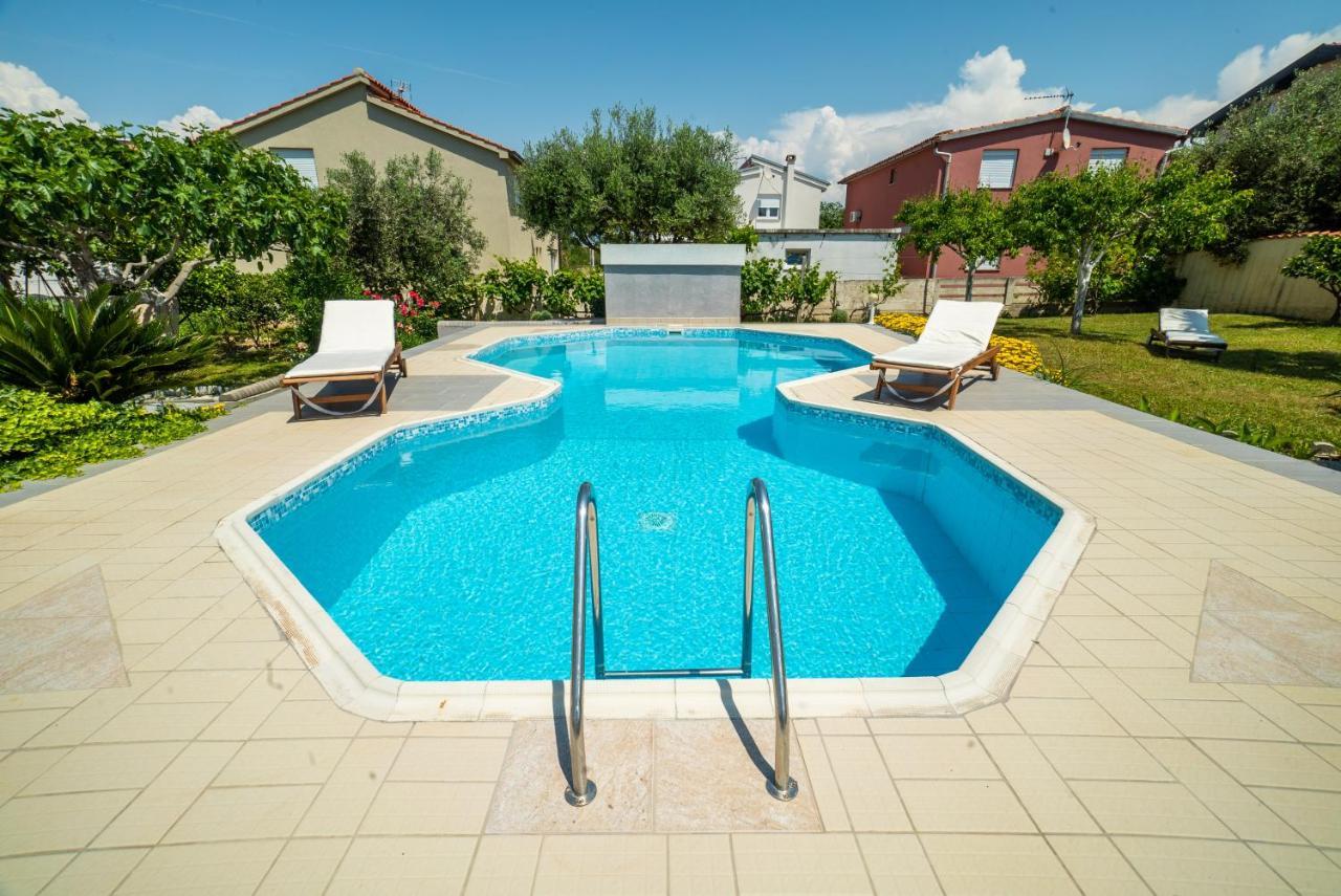 Villa Lulic Vir Exteriör bild