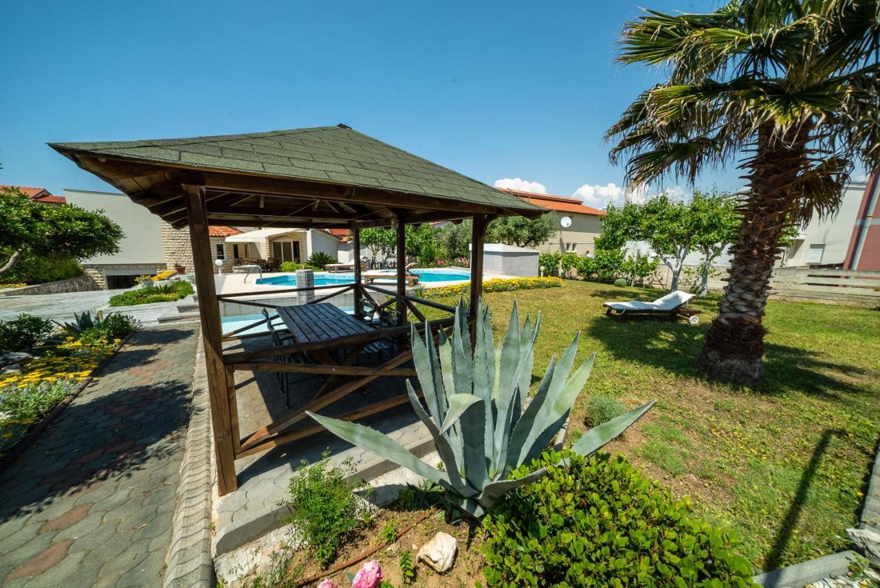 Villa Lulic Vir Exteriör bild