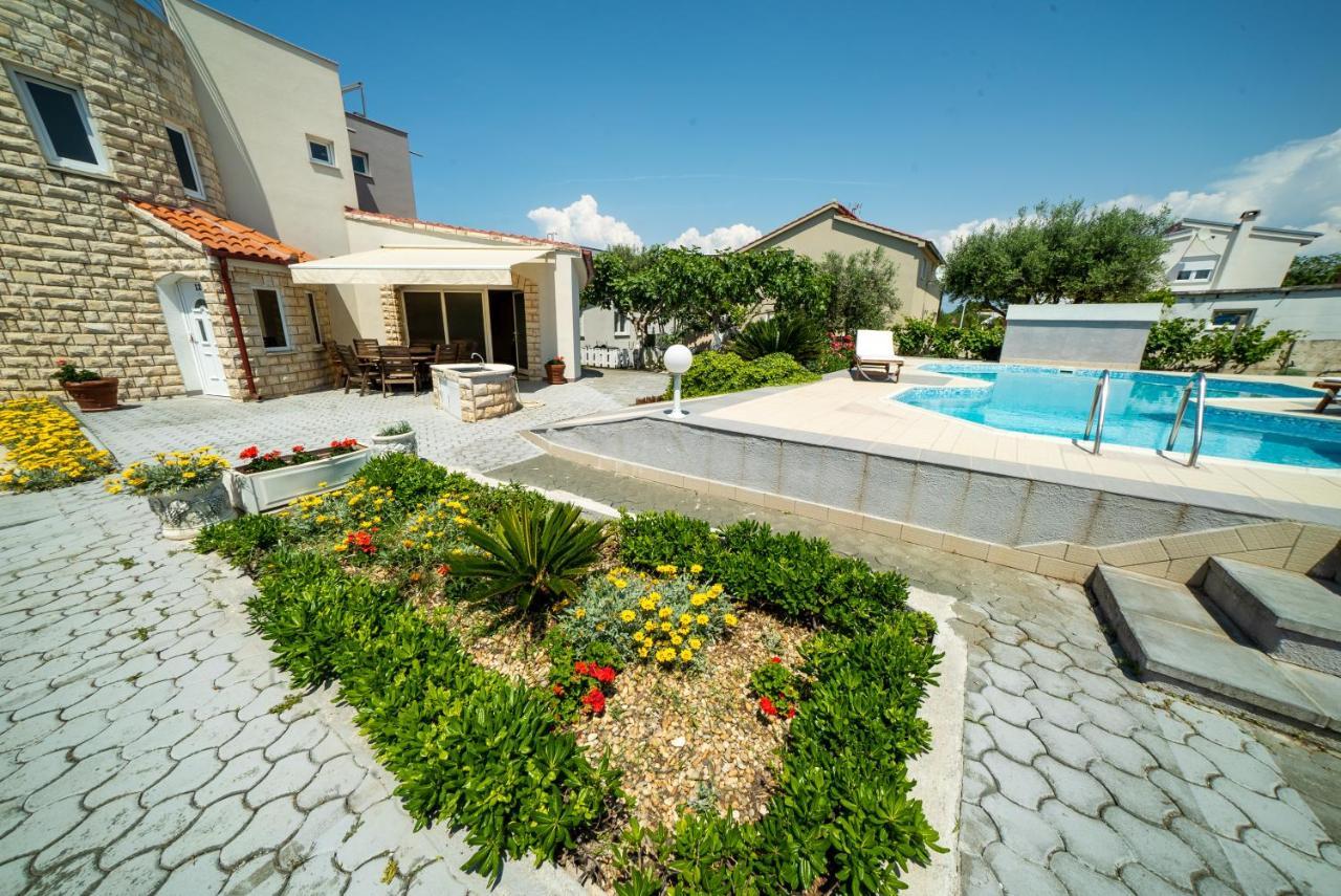 Villa Lulic Vir Exteriör bild