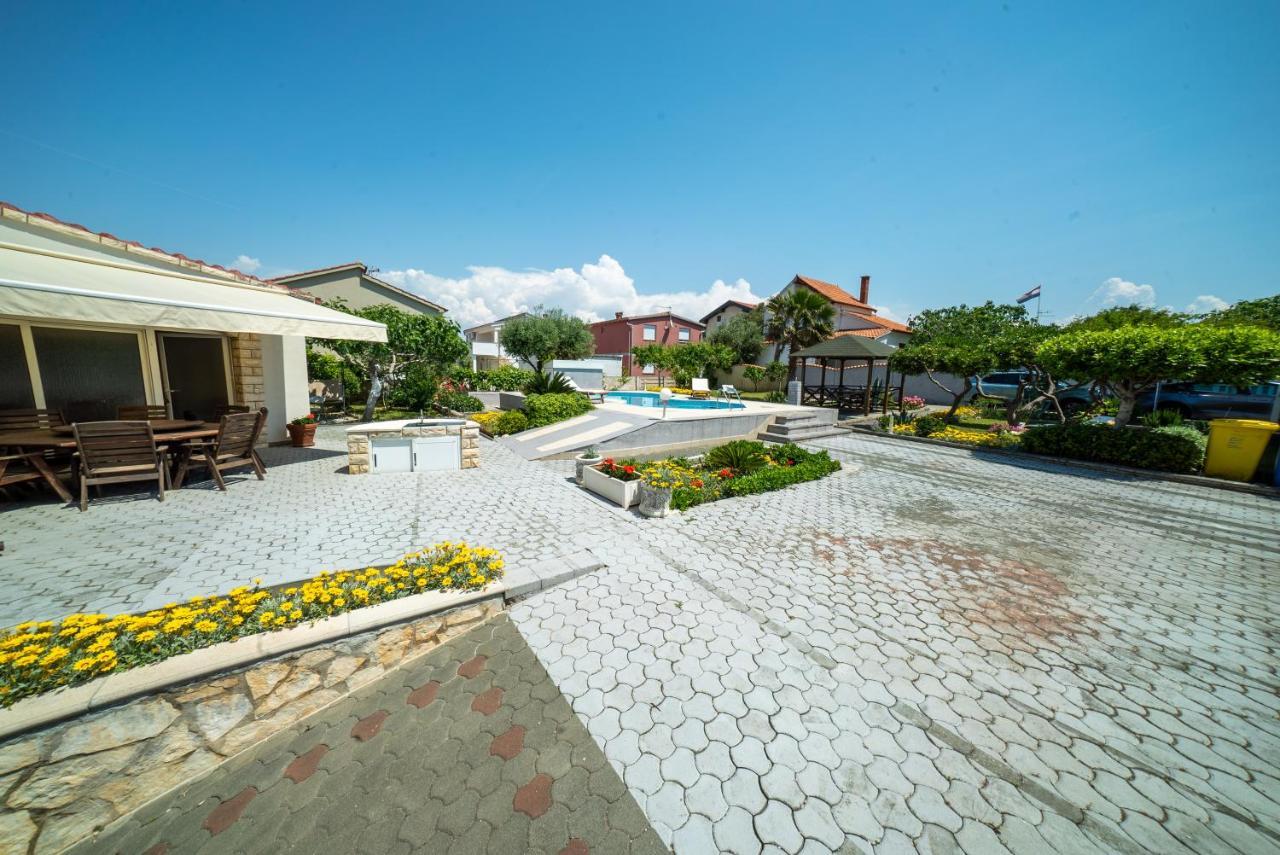 Villa Lulic Vir Exteriör bild