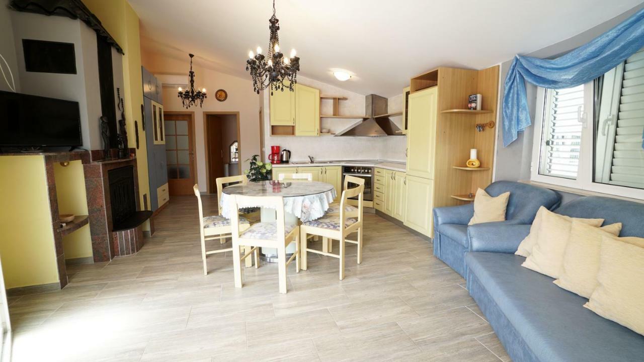 Villa Lulic Vir Exteriör bild