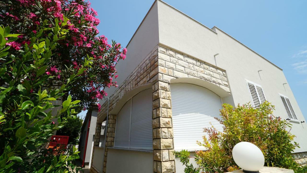 Villa Lulic Vir Exteriör bild